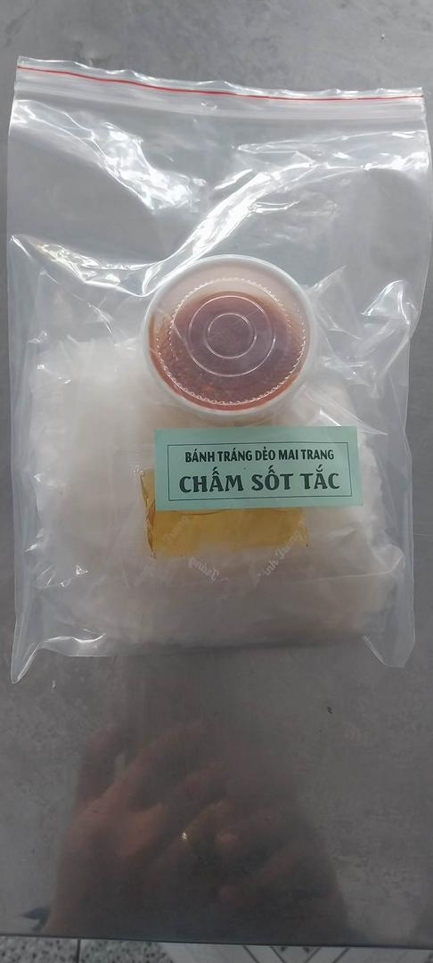 banh-trang-deo-cham-sot-tac