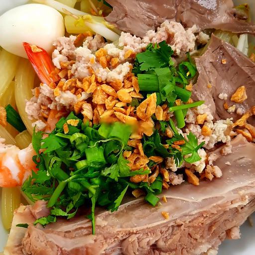 nui-nam-vang-ac-biet