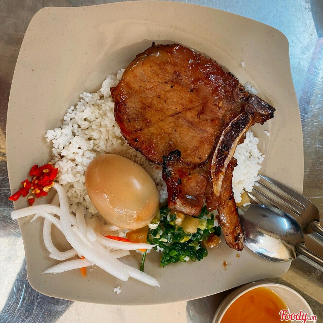 com-tam-suon-trung-kho