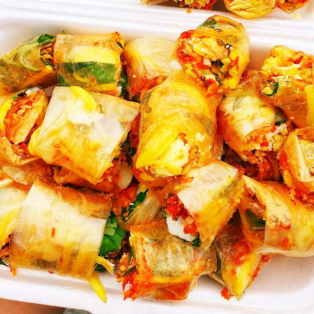 banh-trang-cuon-nhan-trung-cut