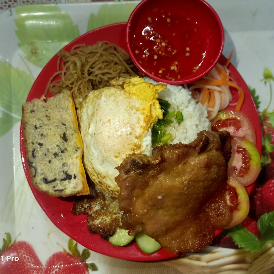 com-suon-bi-heo-cha-nuong-op-la