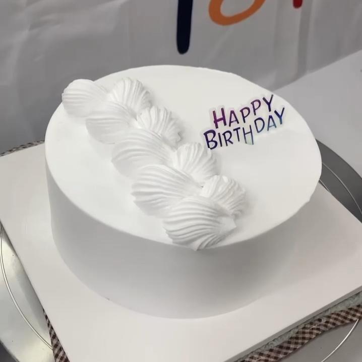 banh-sinh-nhat-ben-trai-vat-so-ben-phai-cam-que-nho-happybirthday