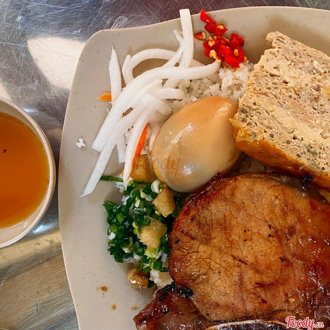 com-tam-suon-bi-cha-trung-kho