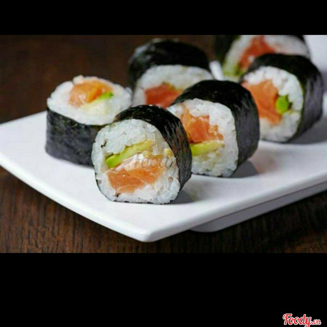 sushi-ca-hoi-bo-dua-leo-cucumber-avo-salmon
