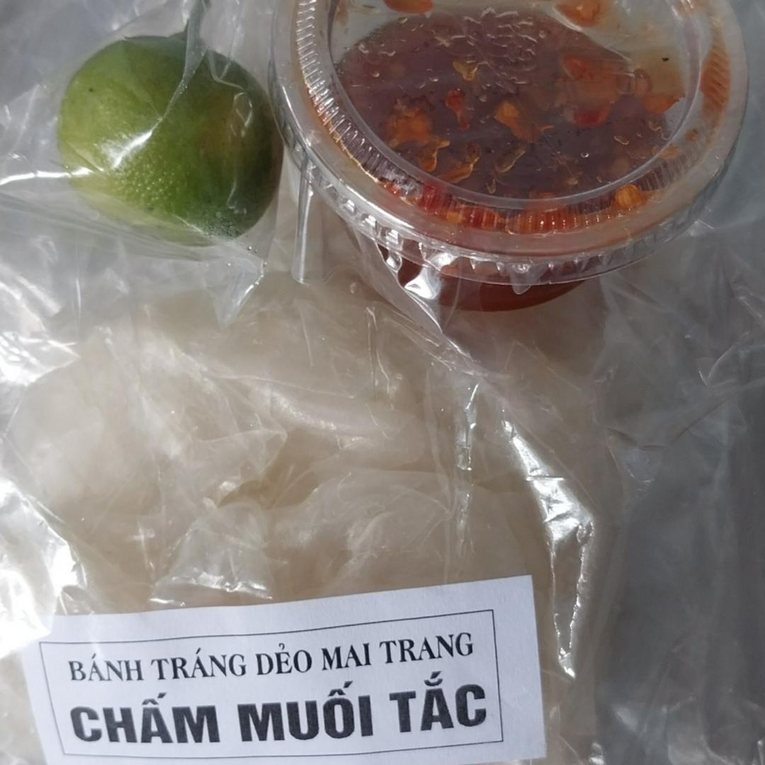 banh-trang-deo-cham-muoi-tac
