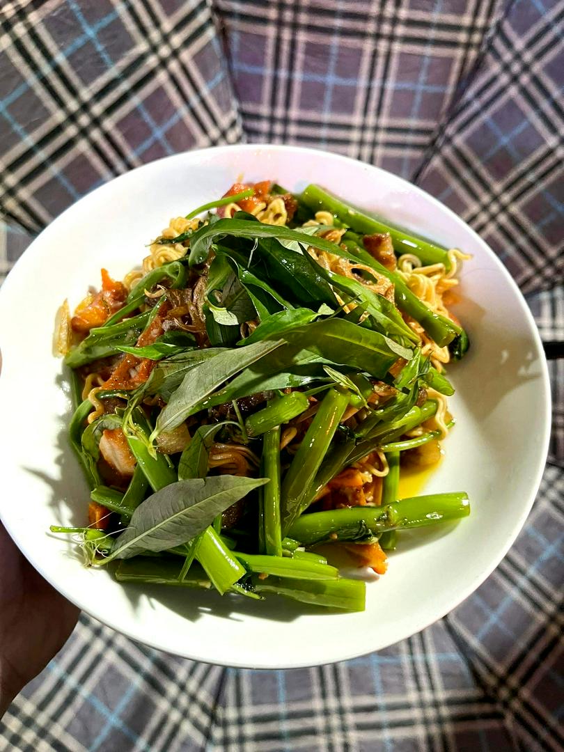 mi-xao-pha-lau-sot-chua-cay-top-mo