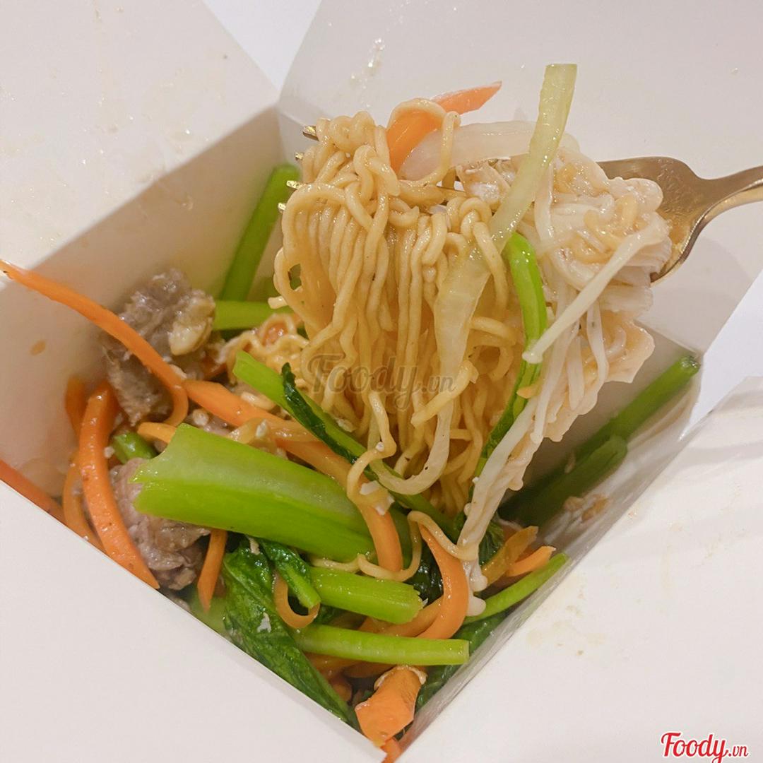 mi-xao-xuc-xich-thit-nguoi-phomai