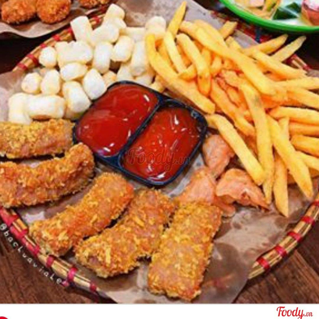 2-xuc-xich-pho-mai-que2-khoai-tay-chien-2-nem-chua-ran