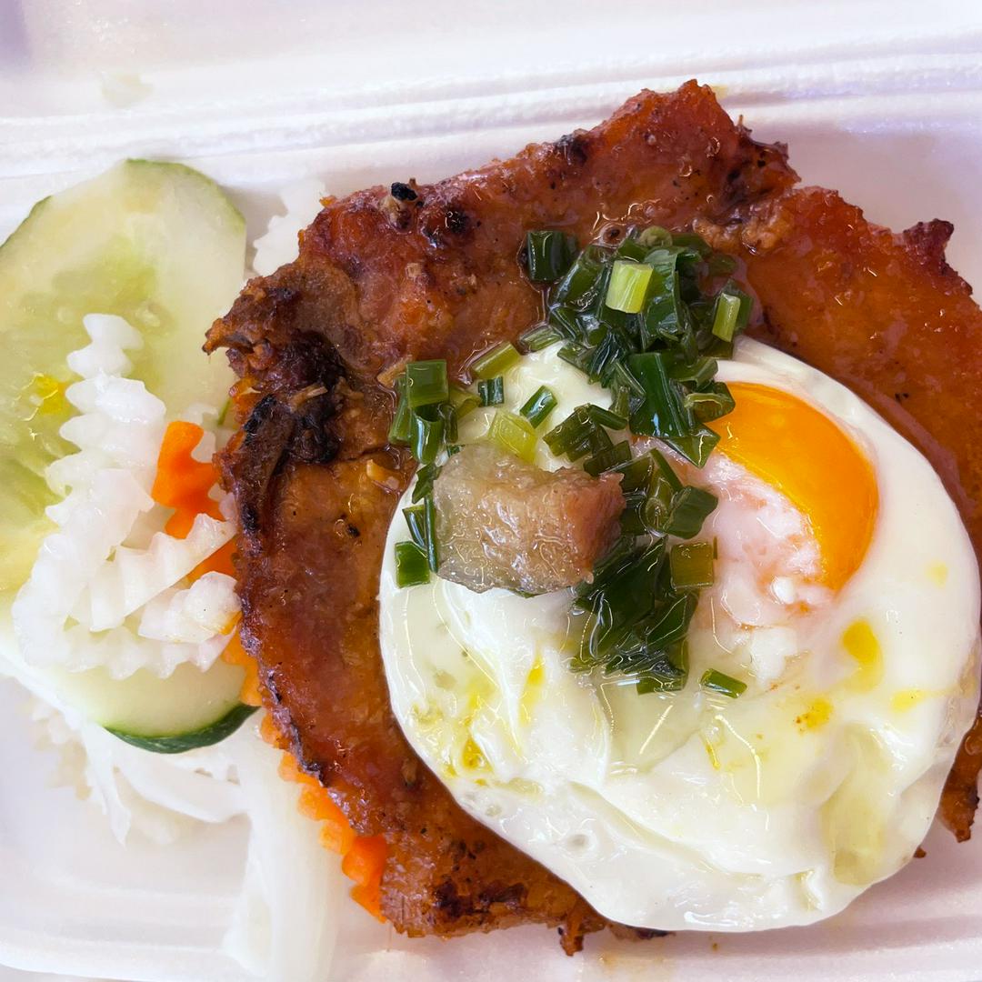 combo-1-nguoi-com-tam-suon-trung-canh-chua-au-ca-loc-sam-hat-chia