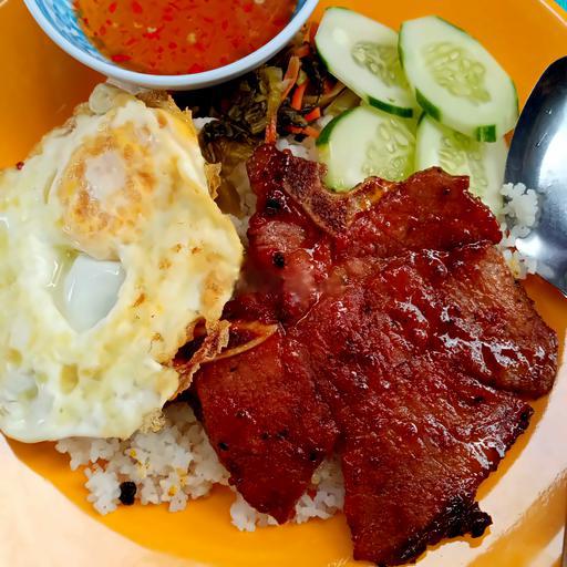 com-tam-suon-trung-op-la