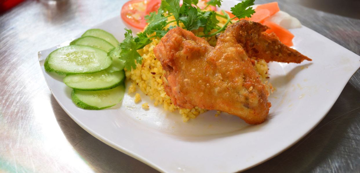 anh-thu-quan-com-ga-mi-xao-nui-xao