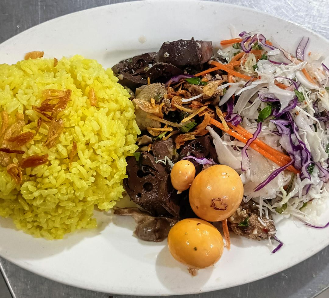 1 phần cơm + 2 lòng trứng