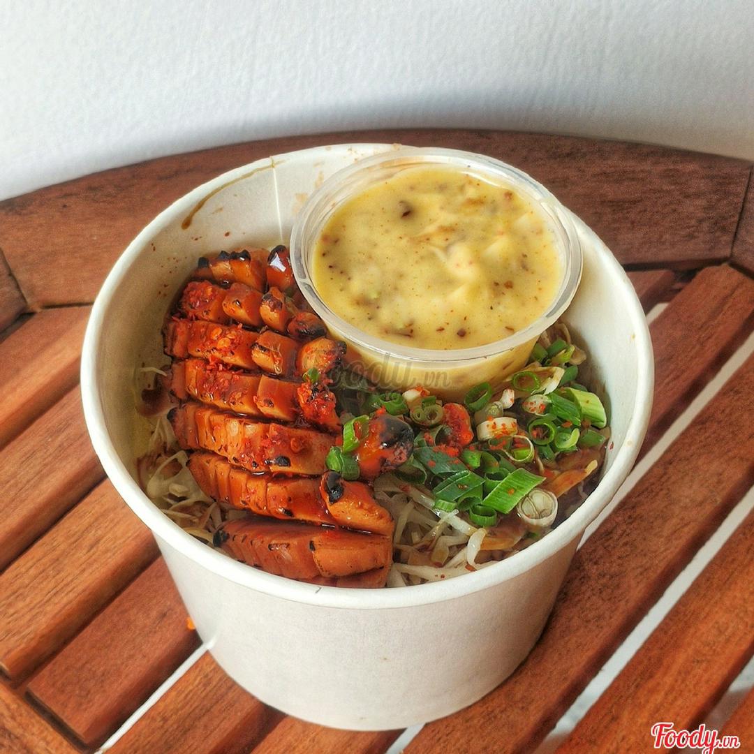 cup-com-xuc-xich-nuong-sot-phomai-cay