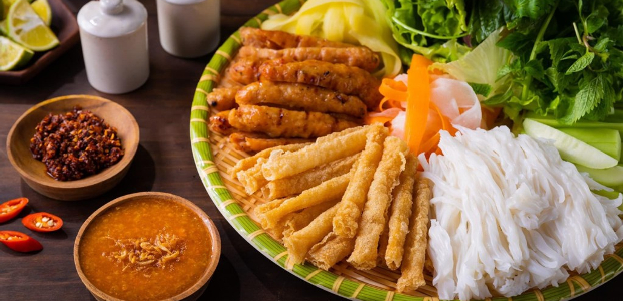 nem-nuong-nha-trang-quy-luyen-ho-tung-mau