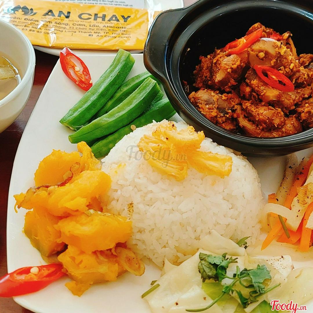 com-chay-phan-chan-nam-xao-sa-te