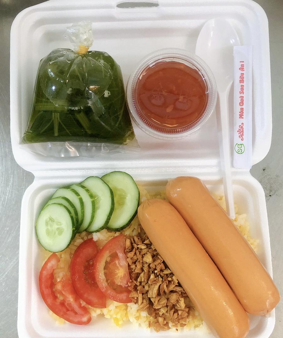 com-xuc-xich-sot-thai