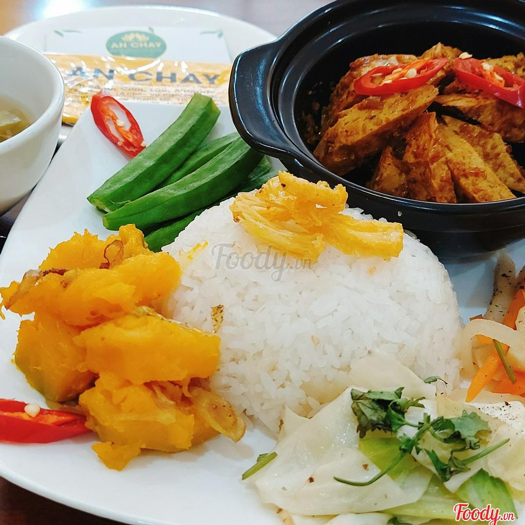 com-chay-phan-cha-que-kho-sa