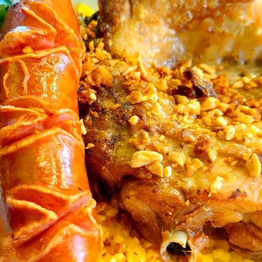 com-ga-mam-toi-xuc-xich-uc