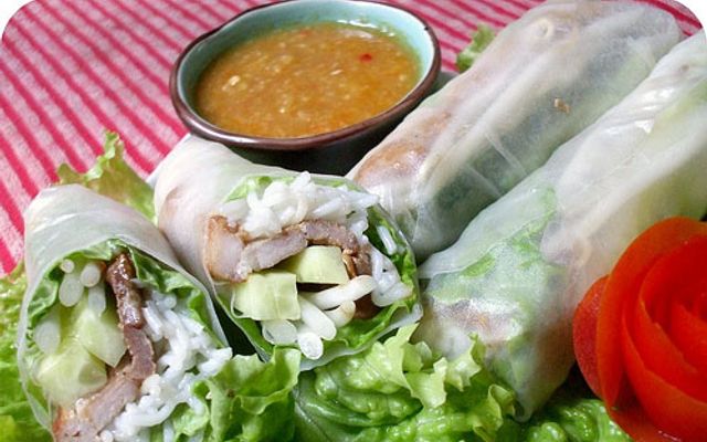 oanh-van-hu-tieu-nem-cuon-hoe-nhai