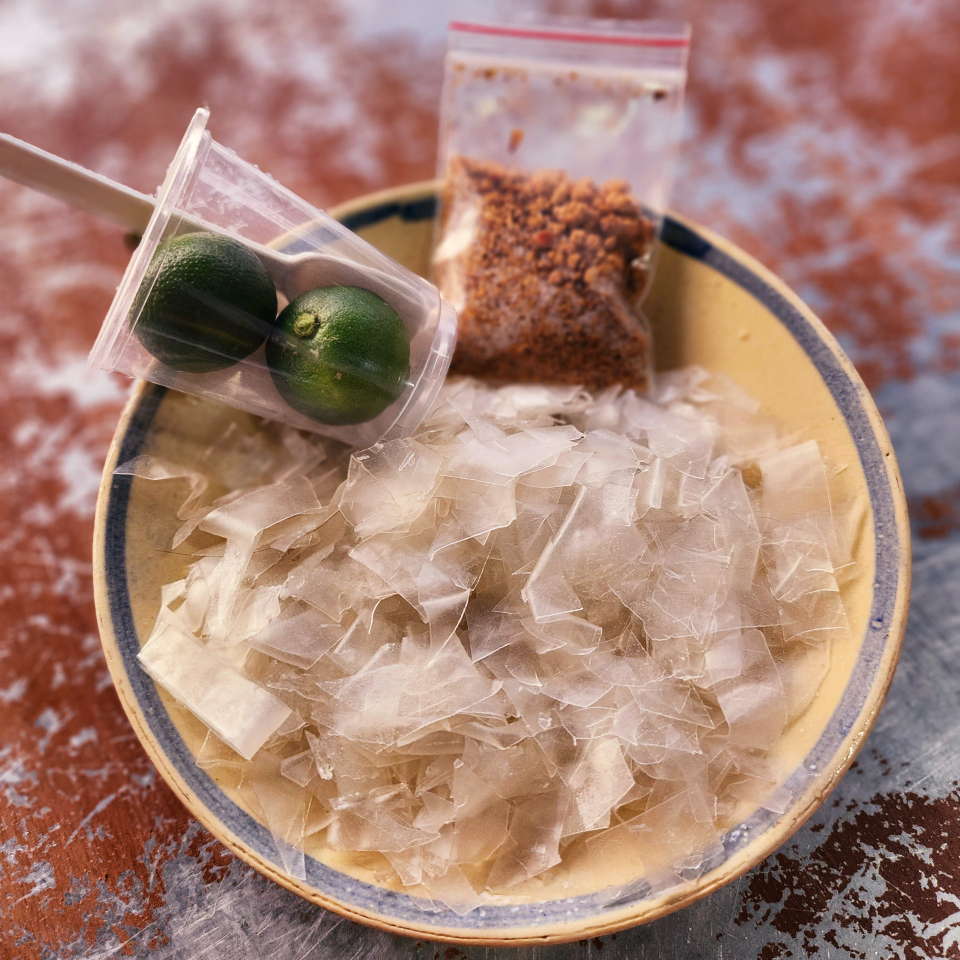 banh-trang-deo-soi-cham-muoi-tac