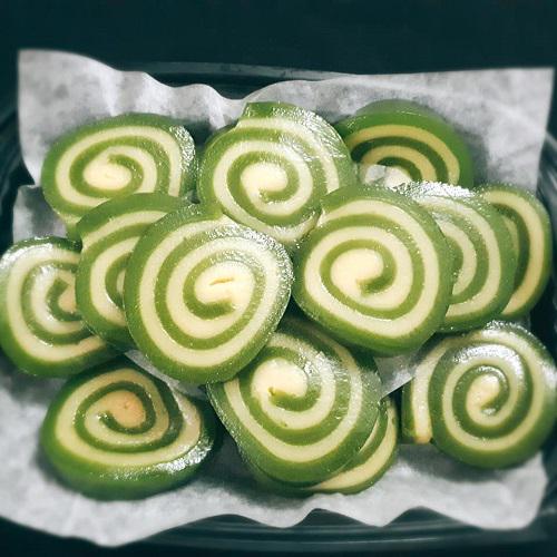 da-lon-cuon-au-xanh-la-dua-hop-16-khoanh