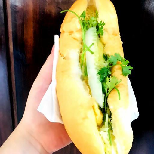 banh-mi-trung-ruoc