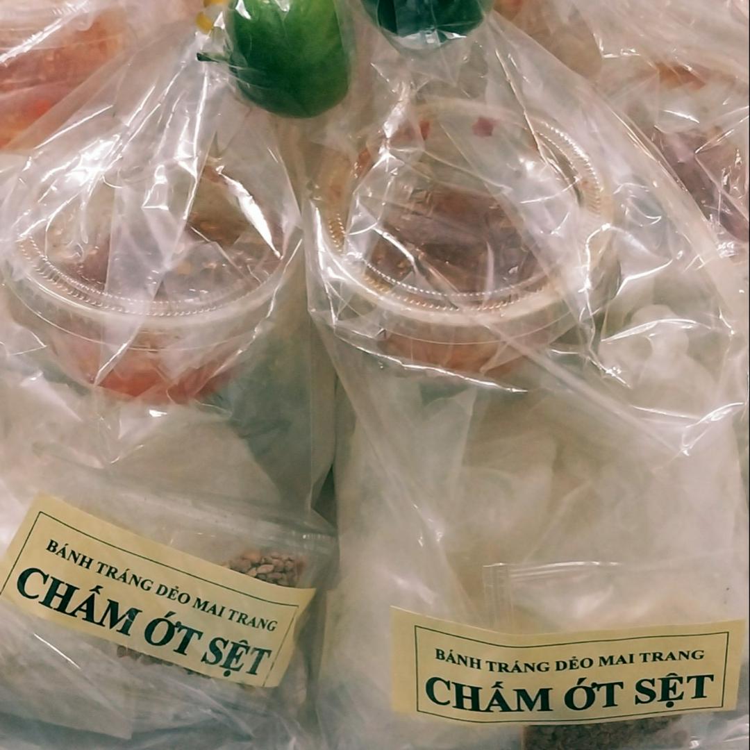 banh-trang-deo-cham-ot-set