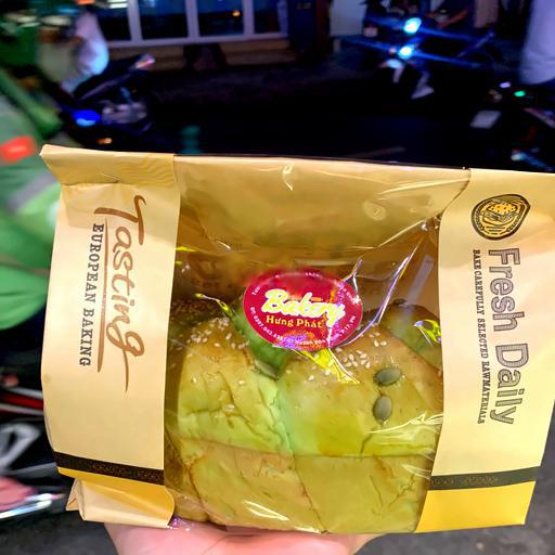 banh-mi-hoa-cuc-la-dua