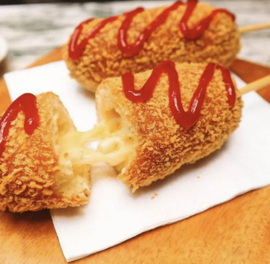 hot-dog-xuc-xich-pho-mai-keo-soi