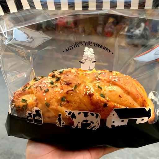 banh-mi-hoa-cuc-ga-cay-trung-muoi