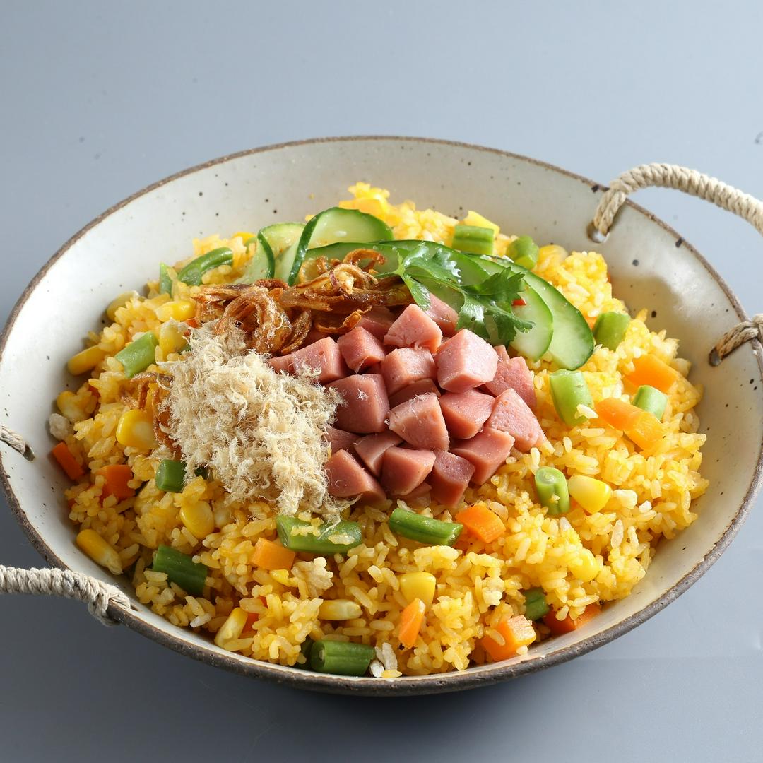 com-rang-xuc-xich-canh-nuoc-tuy-chon