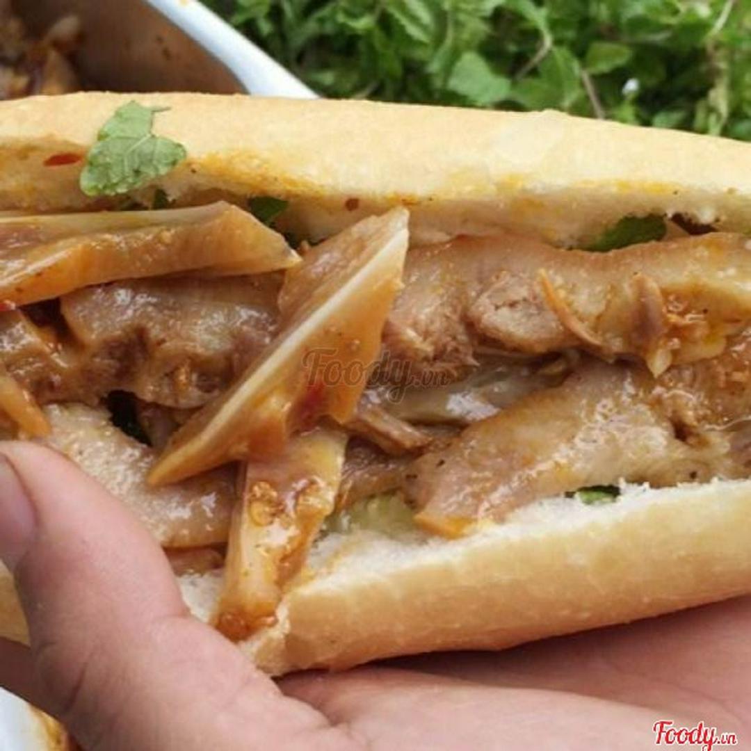 banh-mi-tai-heo-pha-lau