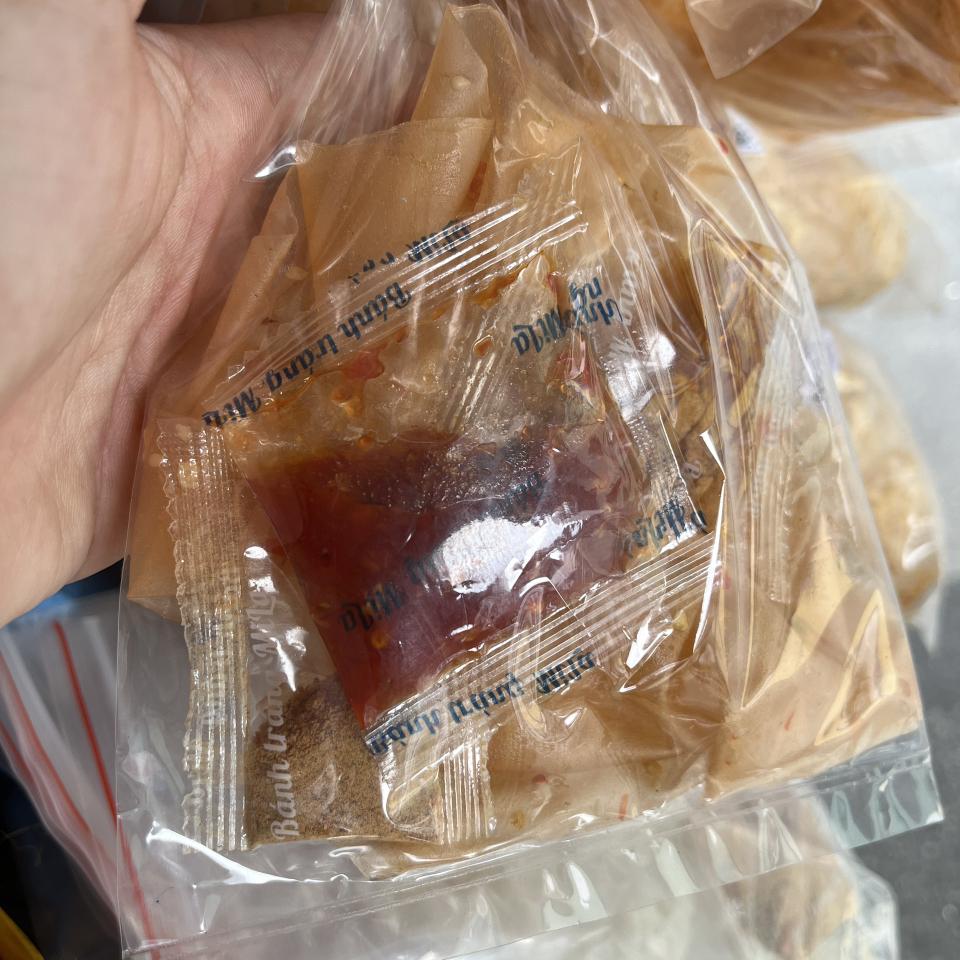 banh-trang-me-toi-tron-san