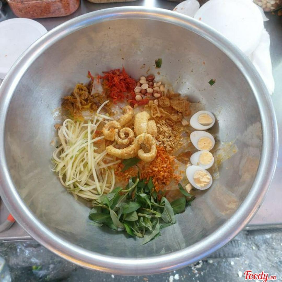 banh-trang-tron-thap-cam-da-heo-gion-thuong