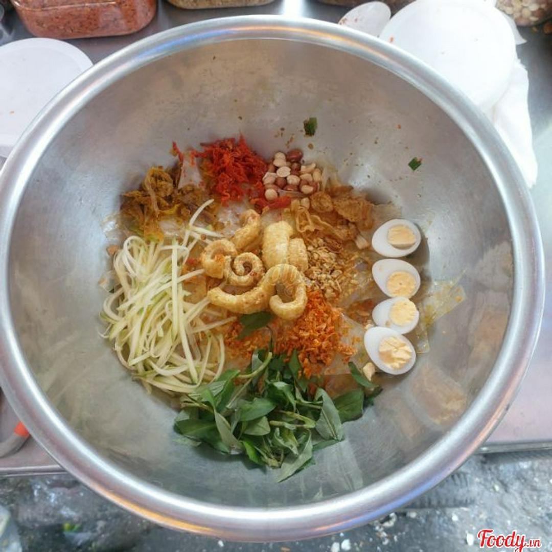 banh-trang-tron-thap-cam-da-heo-gion-lon