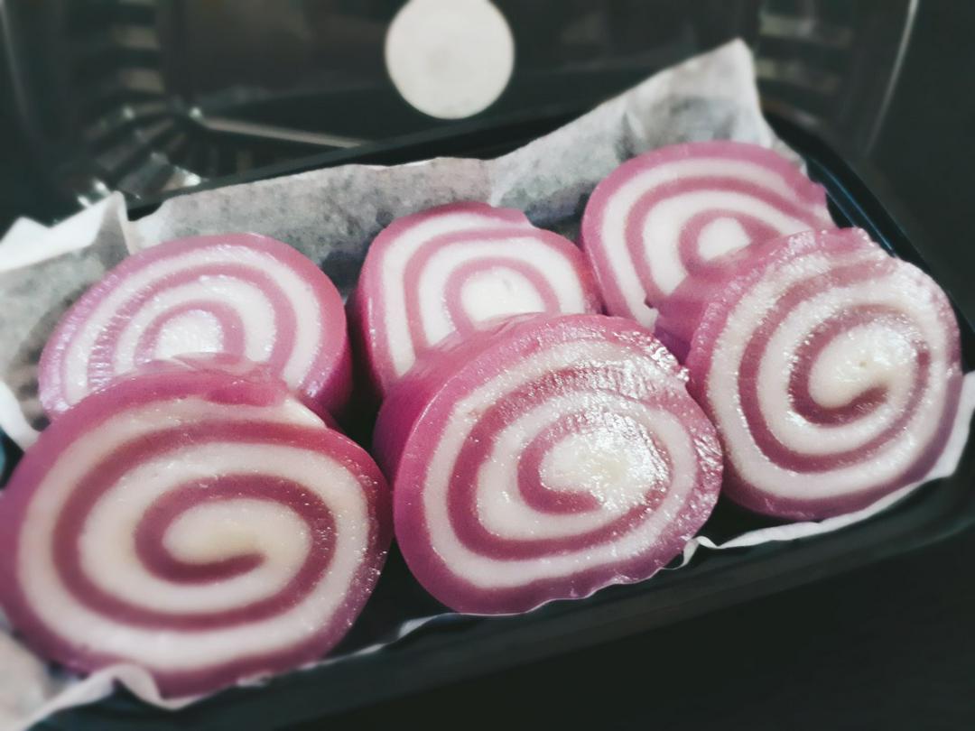 da-lon-cuon-khoai-mon-la-cam-hop-6-khoanh