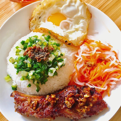 com-tam-suon-bi-trung-op