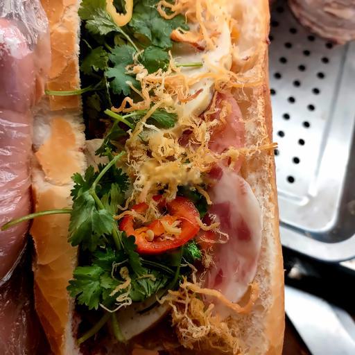 banh-mi-thit-cha-trung