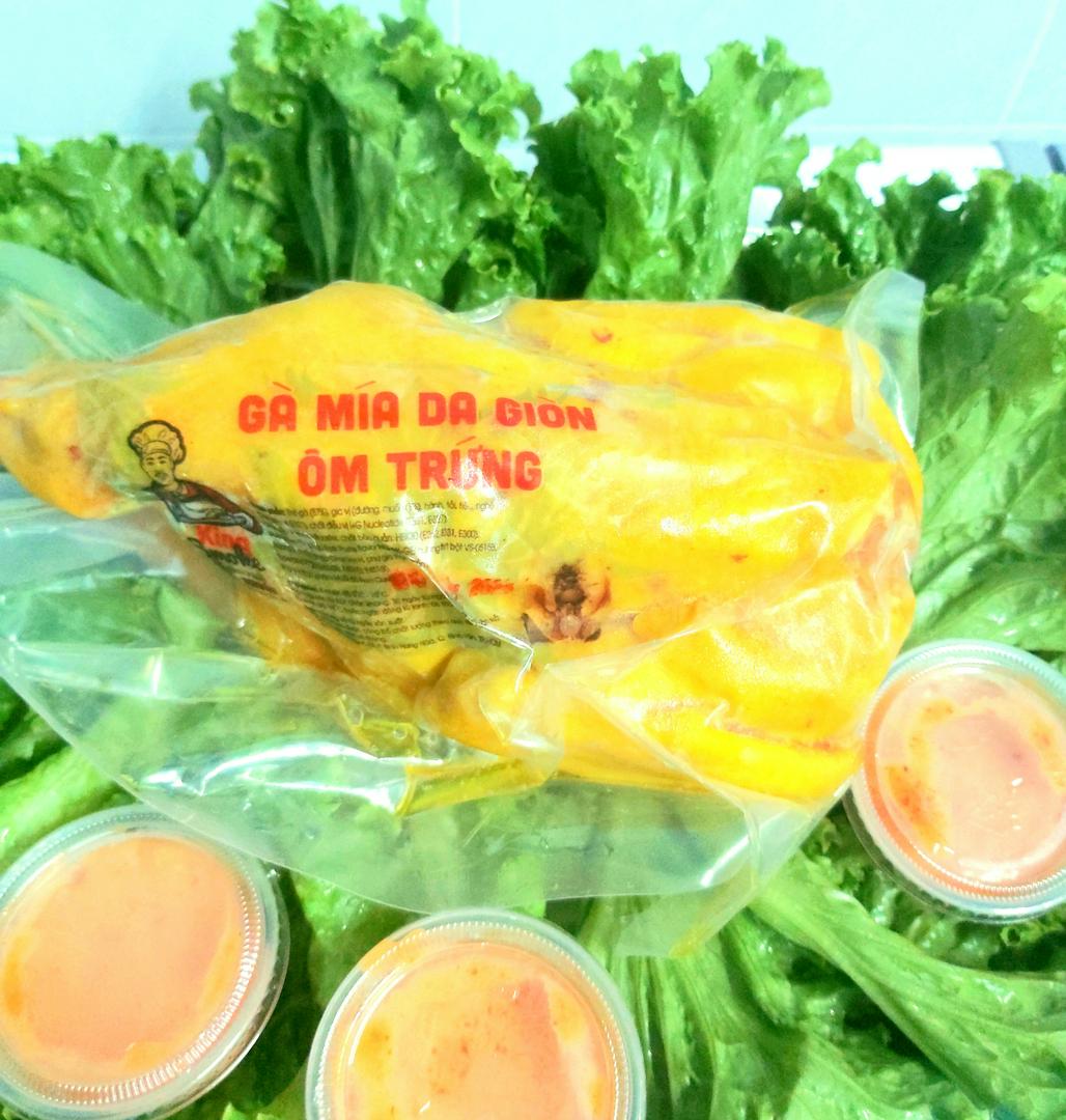 ga-nguyen-con-om-trung-2-hu-nuoc-cham-ac-biet-rau