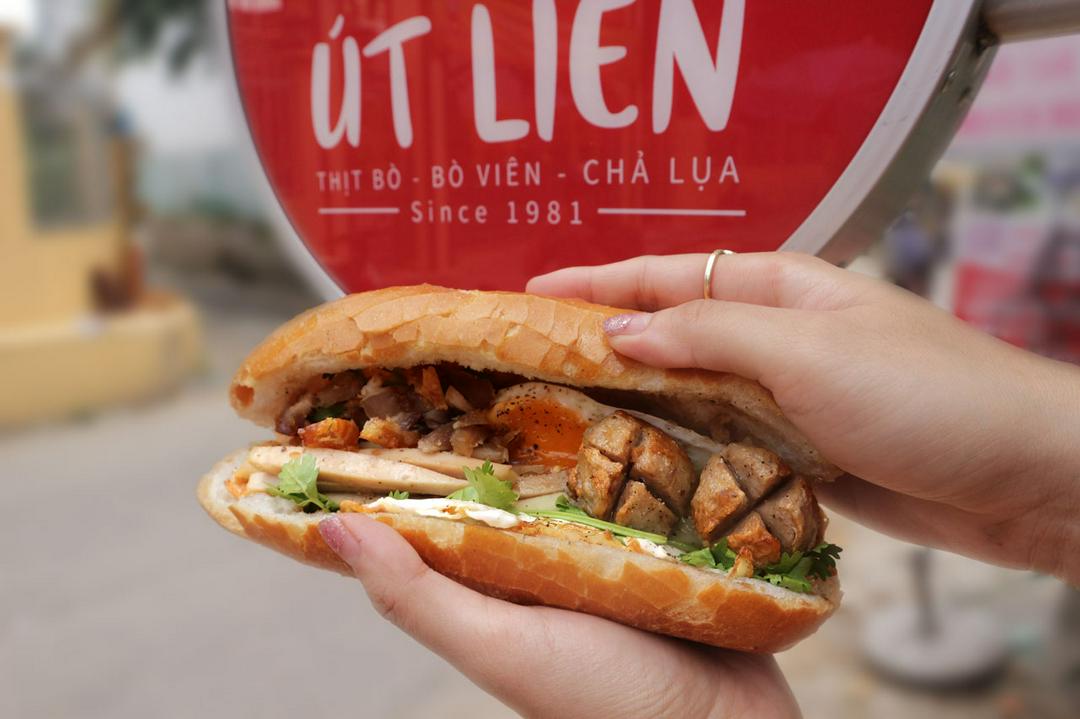 banh-mi-tu-vi-bo-vien-cha-lua-trung-heo-quay