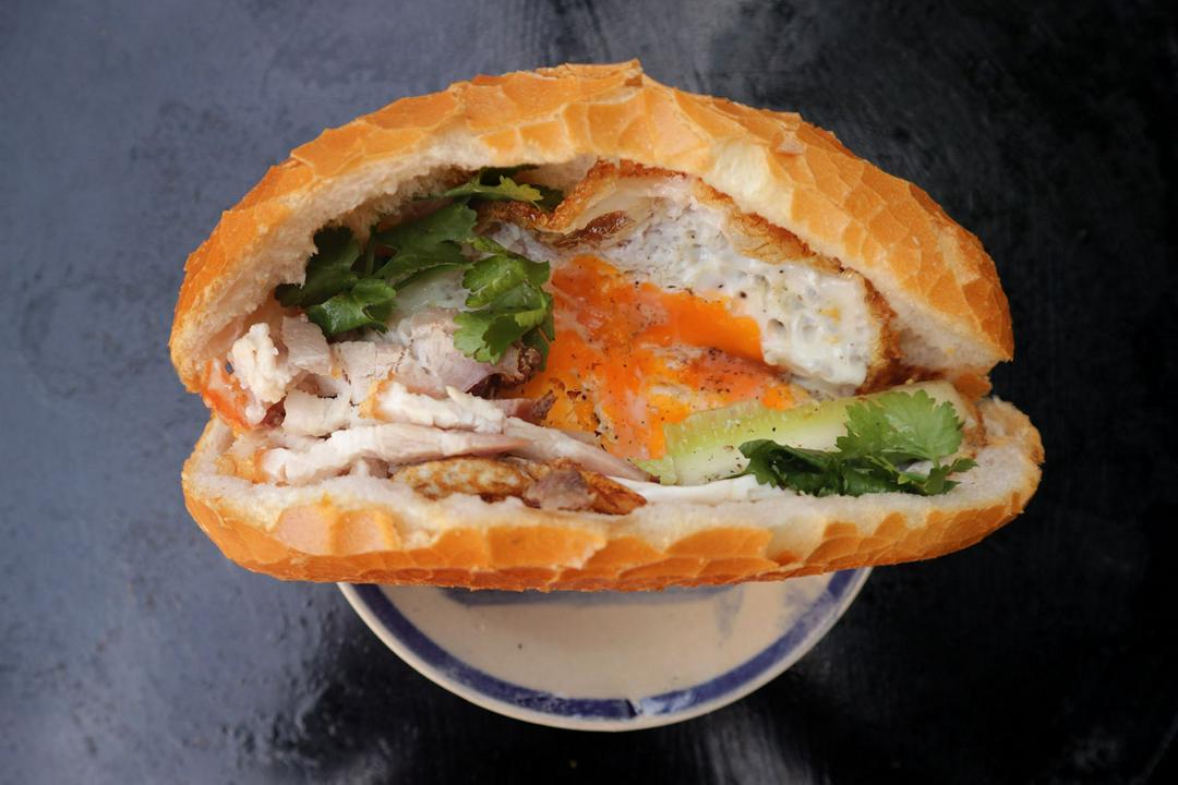 banh-mi-trung-heo-quay