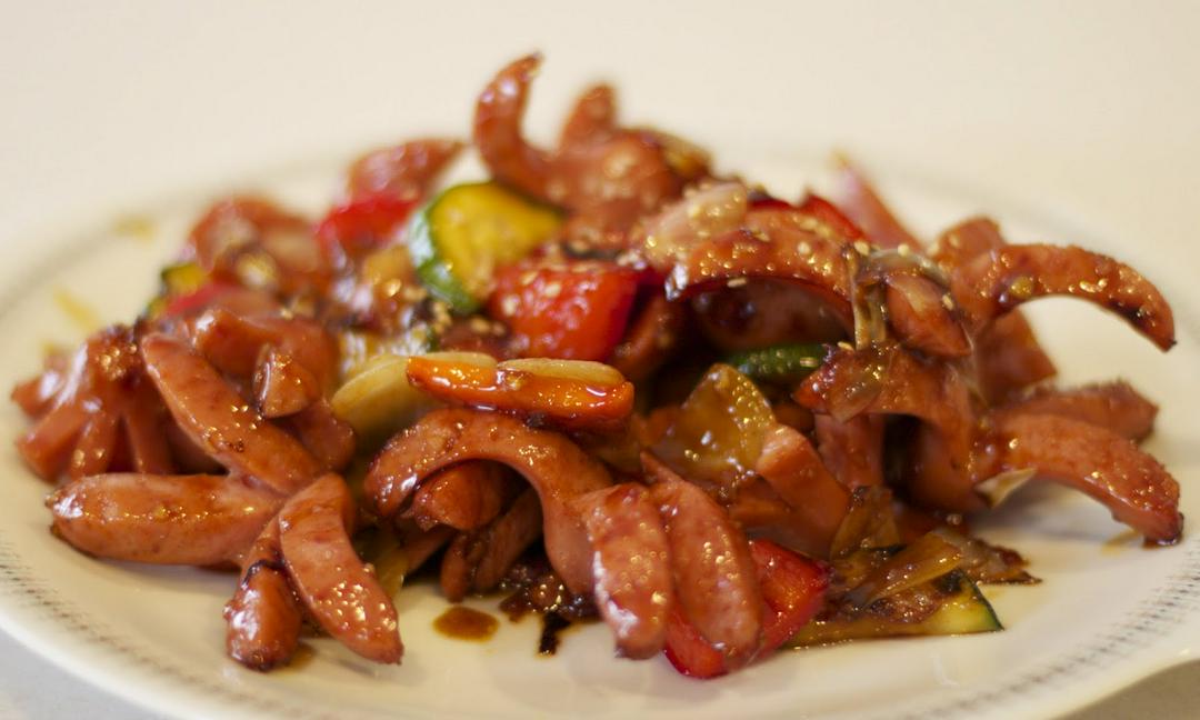 com-nieu-xuc-xich-chua-ngot