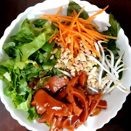 bun-tron-xuc-xich-xao-chua-cay-ngot