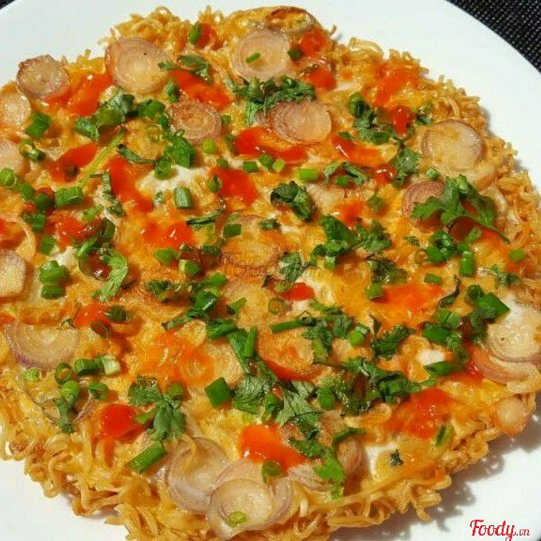 mi-goi-chien-trung-xuc-xich-gion-gion-2-trung-hanh-tay