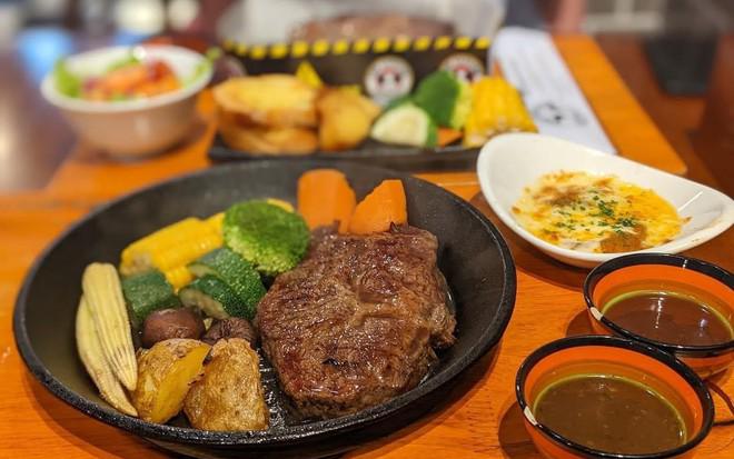 bo-bit-tet-banh-mi-beef-steak-bread