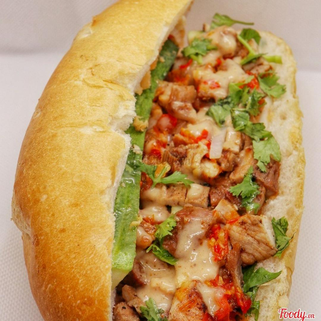 banh-mi-thit-nuong-va-nuoc-sam-hat-e-nha-am