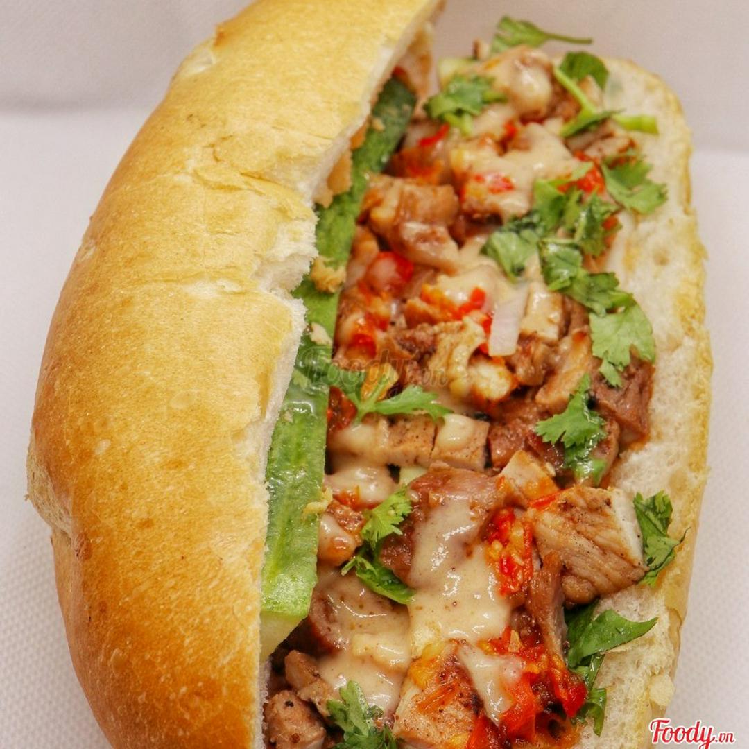 banh-mi-thit-nuong-va-2-nuoc-sam-hat-e-nha-am