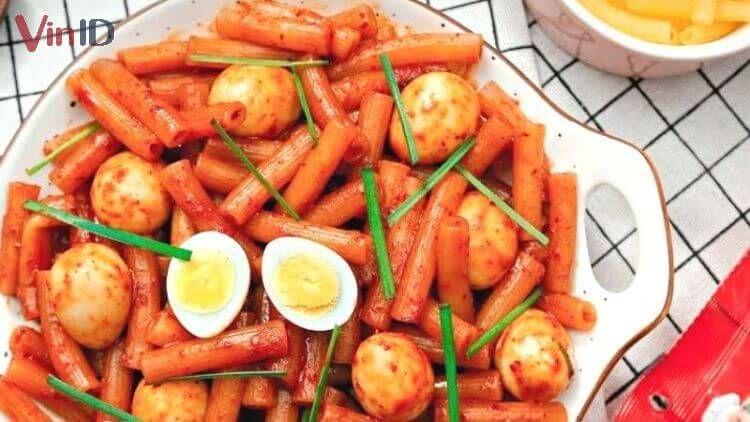 nui-xao-trung-cut-xuc-xich