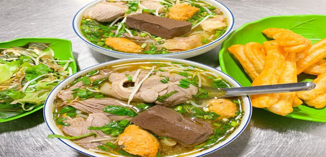 thuy-beo-bun-bo-hue-com-ga-xoi-mam-lo-uc