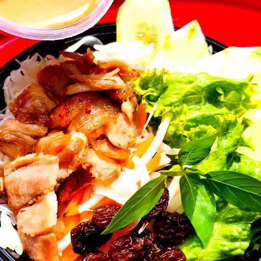 salad-thit-heo-nuong-xot-me-rang